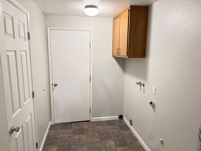 Building Photo - Updated 2 bedroom 1 bathroom dulpex in Springfield!