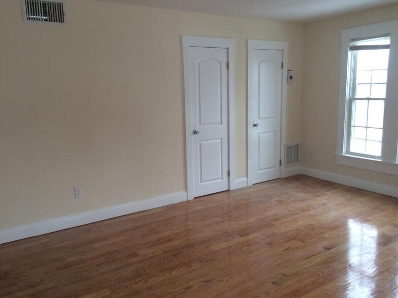 Building Photo - 406 Pawtucket St