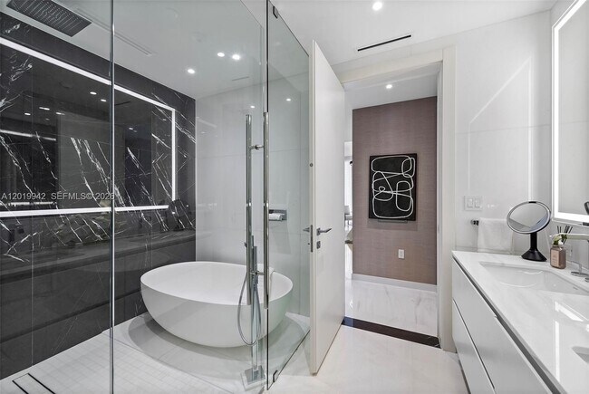 Building Photo - 300 Biscayne Blvd Way
