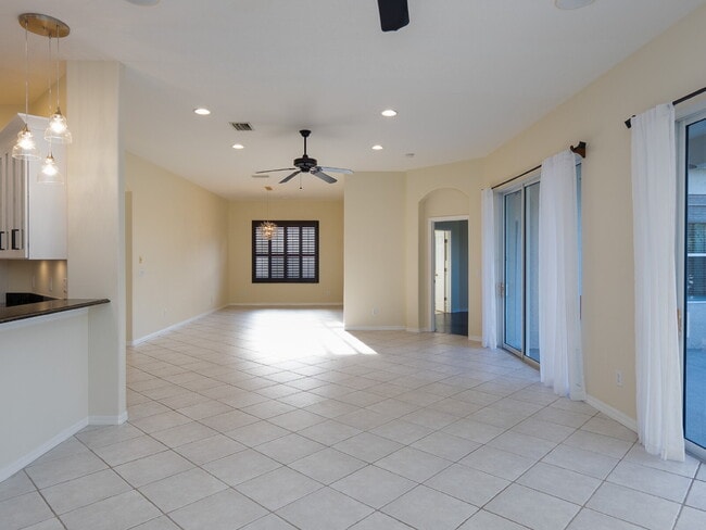 Building Photo - "Spacious 3-Bedroom Oasis with 2 Baths and 2,287 Sq Ft in Bradenton!"