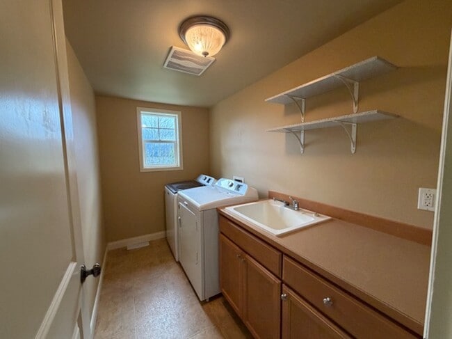 Building Photo - 36101 SE Turnberry St