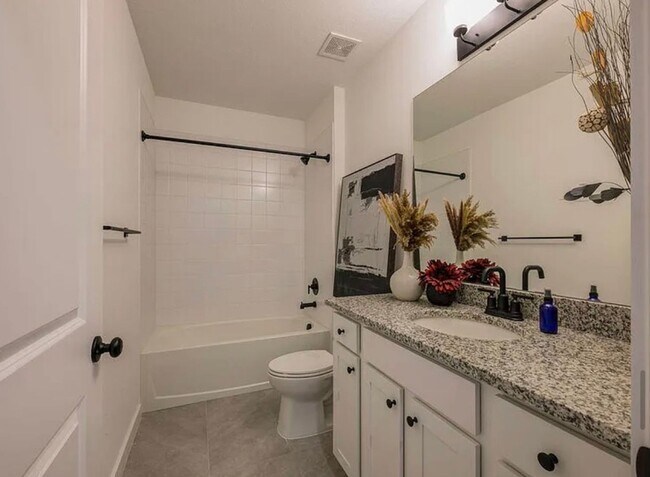 Building Photo - 3 Bedroom 2.5 Bathroom Townhome with 2 Car Garage and Fenced Patio!**ASK ABOUT MOVE IN SPECIAL**