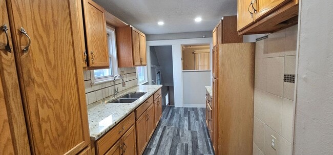 Building Photo - 3 Bed - 1.5 Bath - Single Family Home