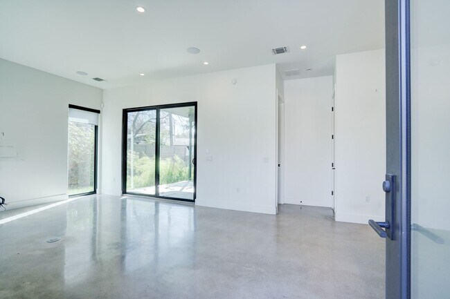 Building Photo - Spacious 3-Bedroom, 2.5-Bath Contemporary ...