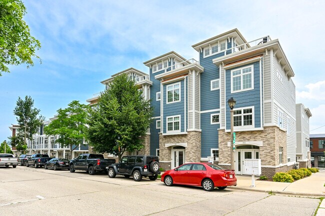 Building Photo - 307 E Pier St