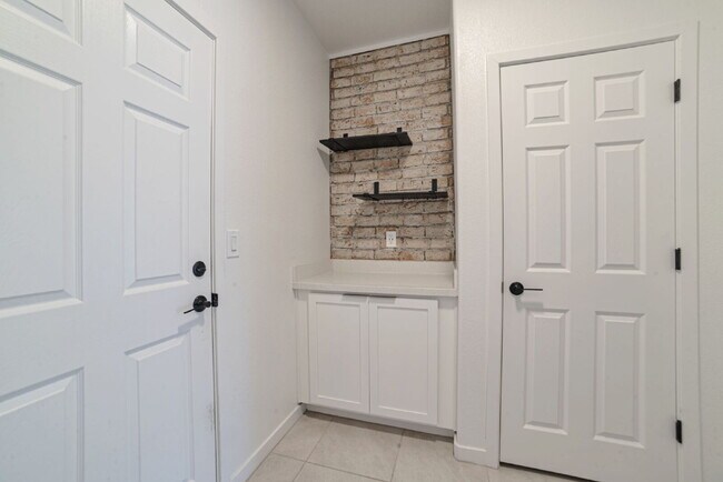 Building Photo - 10937 Parsley Ave