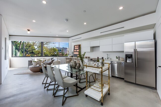 Building Photo - Hilldale