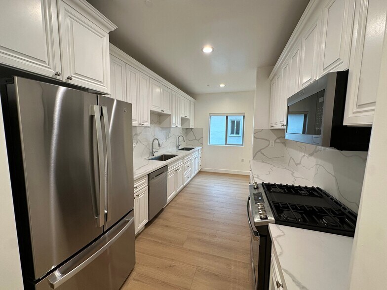 Building Photo - 1109 La Peer Dr
