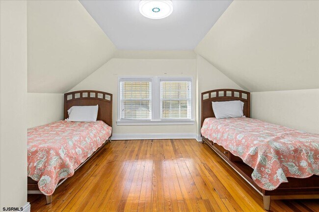 Building Photo - 104 S Oakland Ave