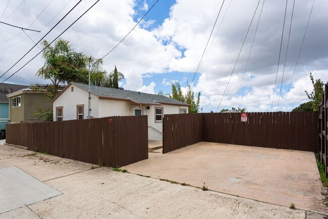 Building Photo - Charming University Heights Bungalow!