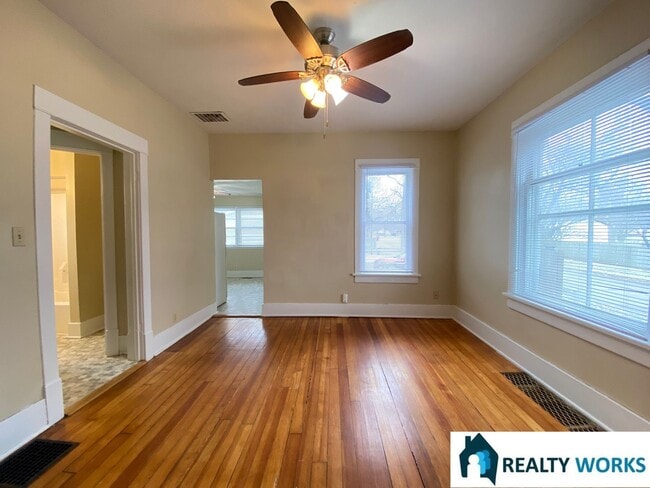 Building Photo - Adorable 2 bed 2 bath house!