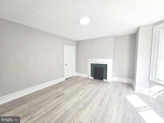 Building Photo - 5011 Larchwood Ave