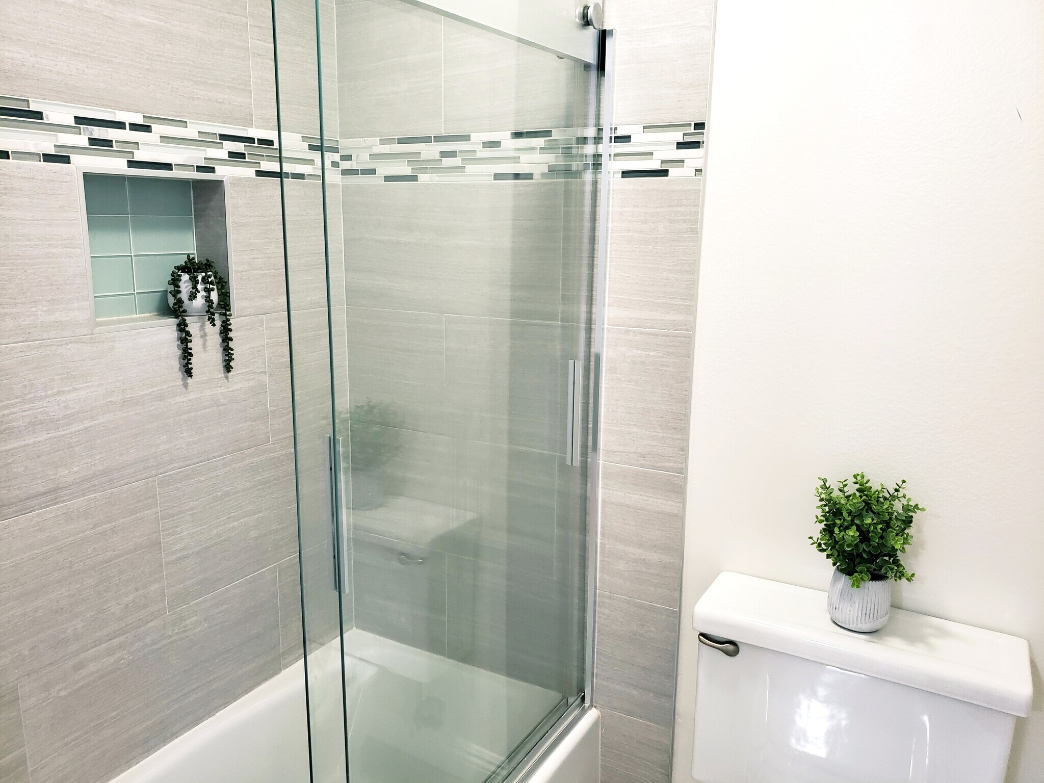 Building Photo - 6050 Canterbury Dr