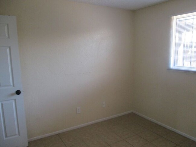 Building Photo - Central!! CORNER UNIT!! 2 Bed / 1 Bath wit...