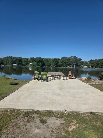 Building Photo - 4560 Shore Dr