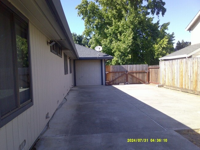 Building Photo - 960 Monique Way