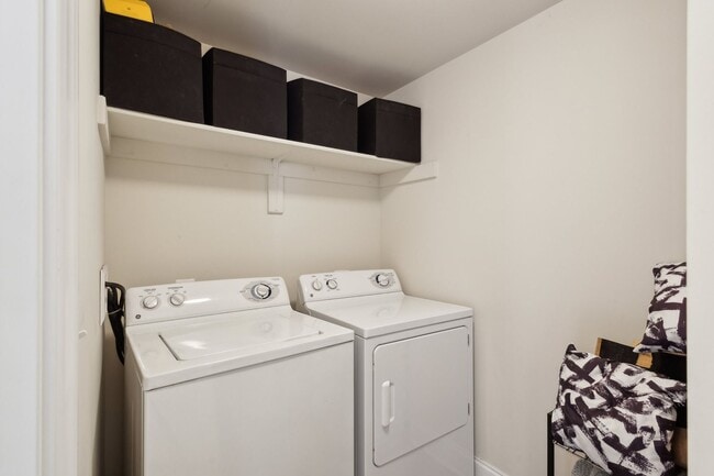 Building Photo - Stunning 2 bed 2.5 bath 2-story condo/townhome
