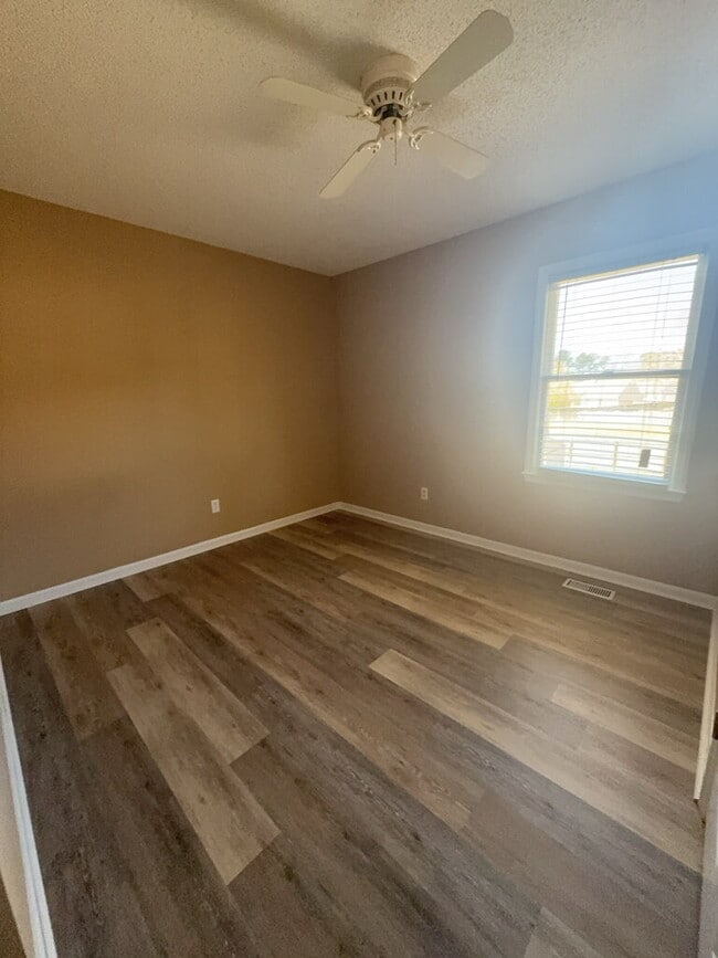 Building Photo - 105 Palamino Ct