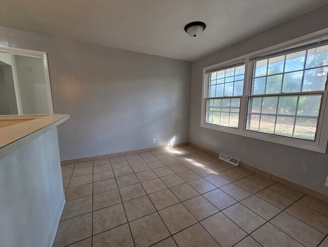 Building Photo - 2606 Southwood Dr