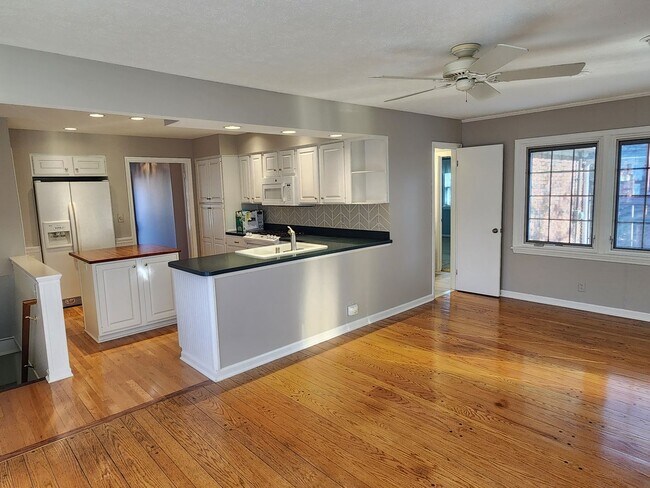 Building Photo - BEAUTIFUL  3 BEDROOM 2 BATH HOME / FINISHED BASEMENT/GARAGE