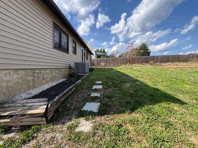 Building Photo - 3615 Ellen Dr