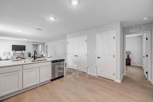 Building Photo - 5460 Amazon Ave
