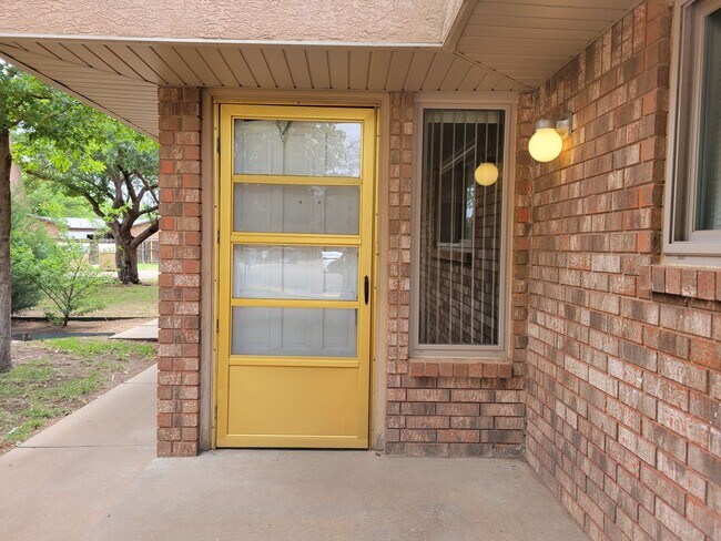 Building Photo - COLONIAL PARK CONDO