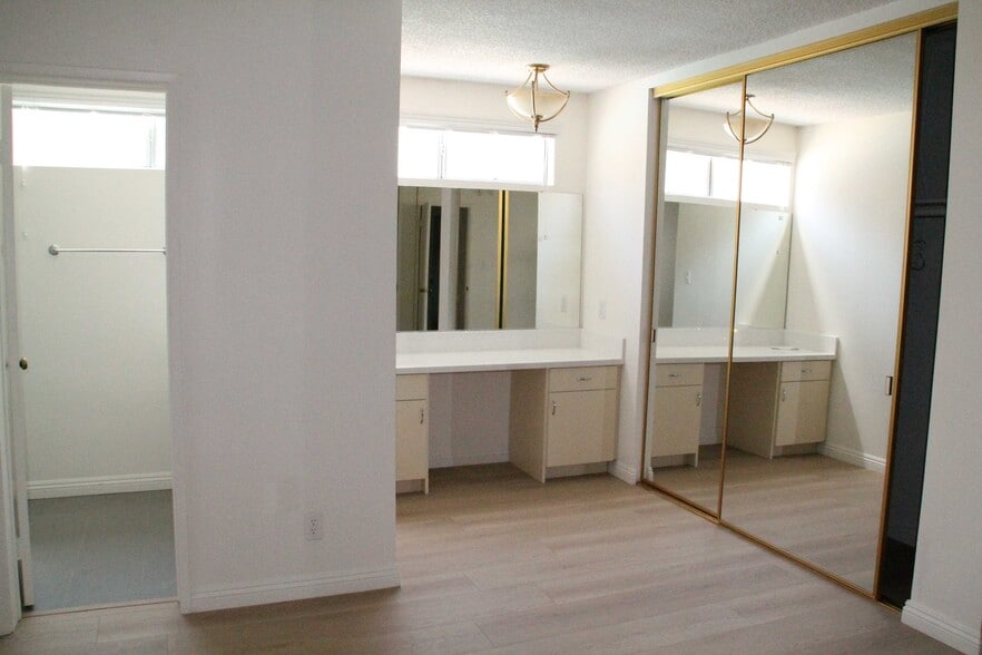Building Photo - 4487 Colbath Ave