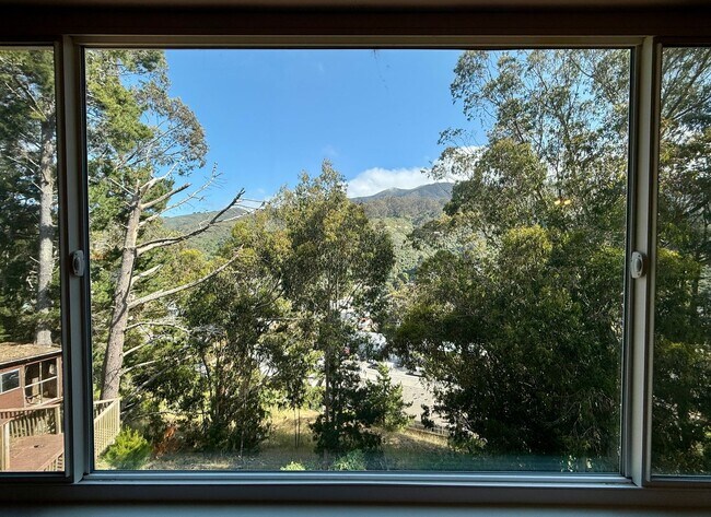 Building Photo - Gorgeously Updated 4-Bed/3-Bath Home & Ent...