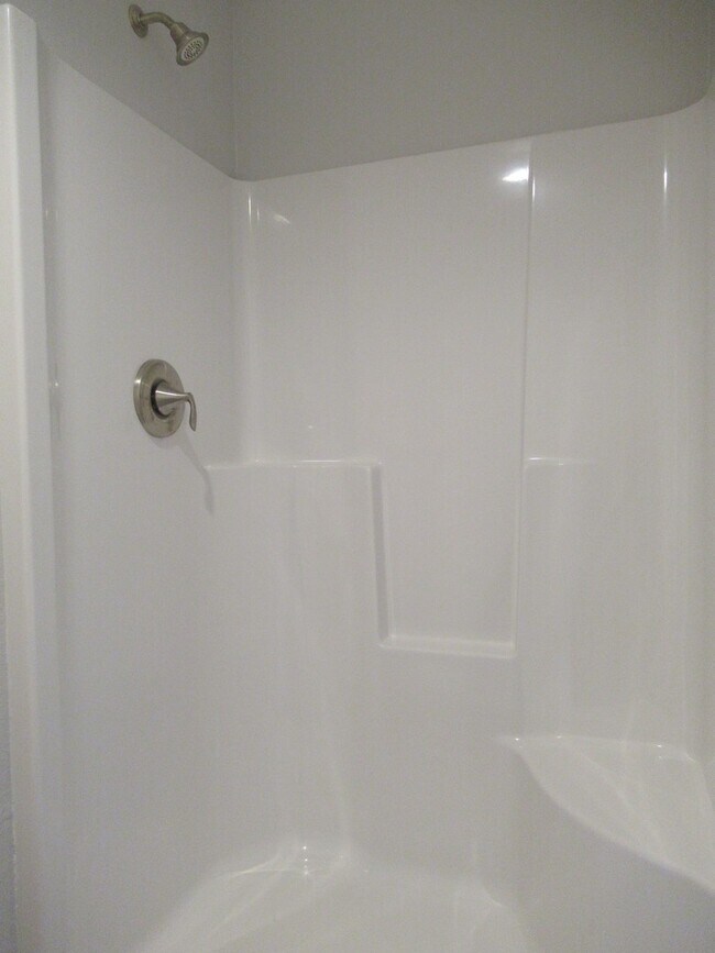 Building Photo - Large Duplex in South Salem!