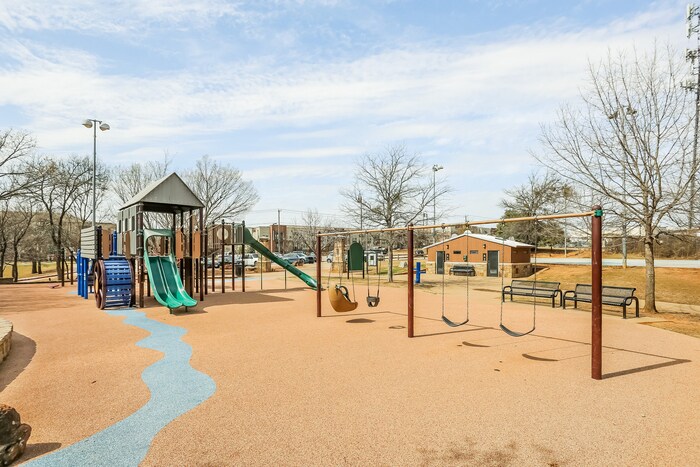 Building Photo - 722 Nightingale Cir