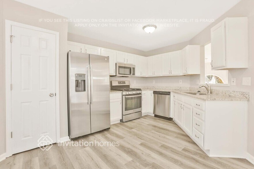 Building Photo - 2712 Lake Park Ridge E