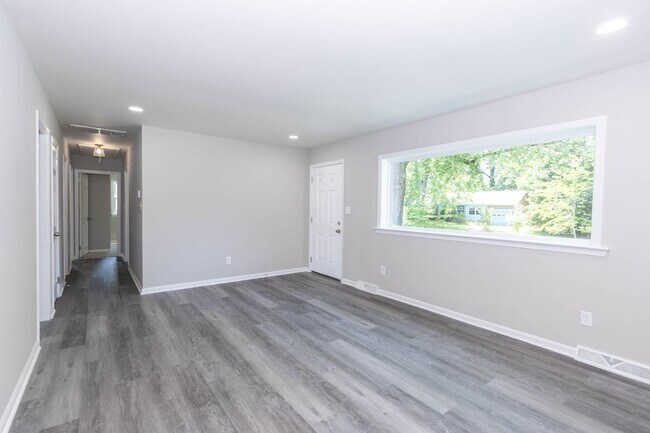 Building Photo - Renovated 3bdr 2bth rancher in the heart of Newport News