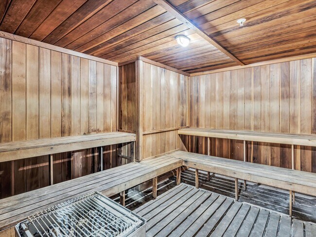 Building Photo - 2655 Collins Ave