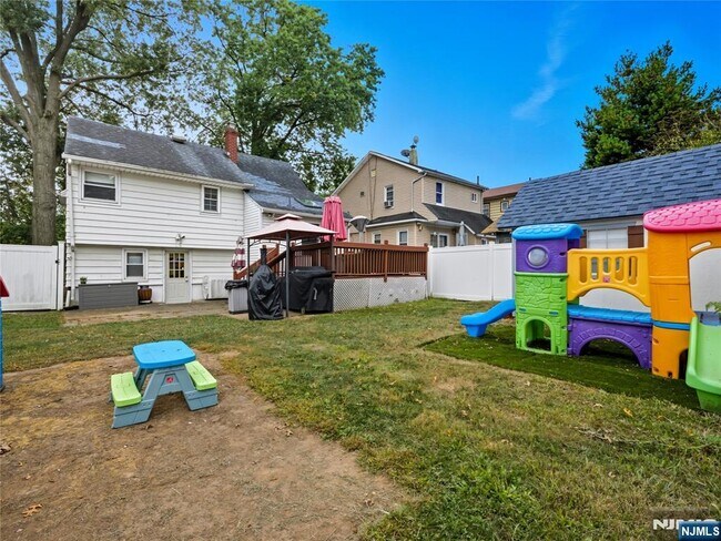 Building Photo - 197 Fairview Ave