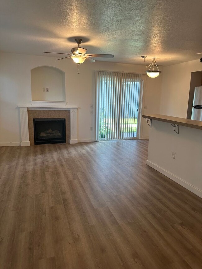 Building Photo - Cute 3 bedroom, 2 bath townhome with Community Pool in Boise