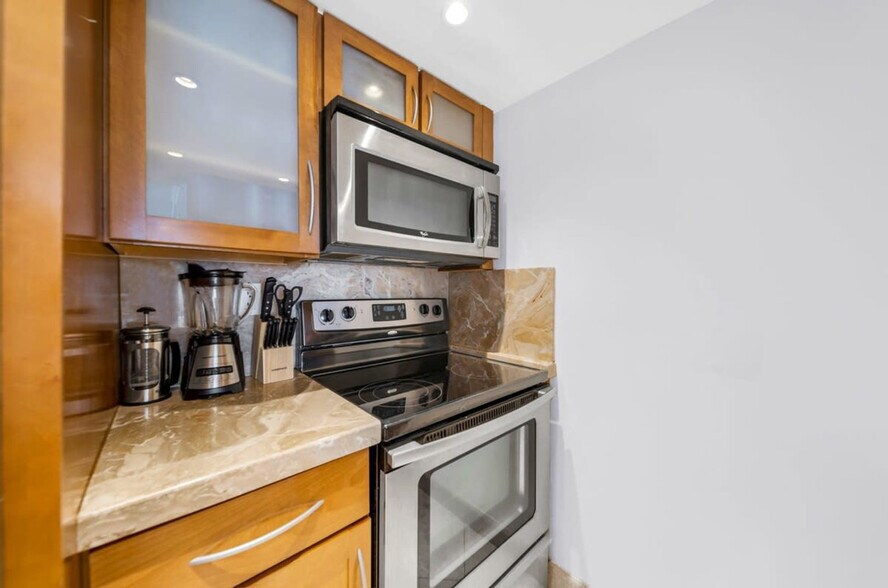 Building Photo - 1717 N Bayshore Dr