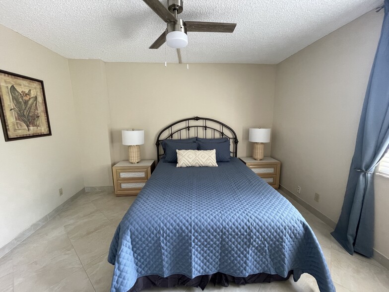 Secondary Bedroom - 2455 Lindell Blvd