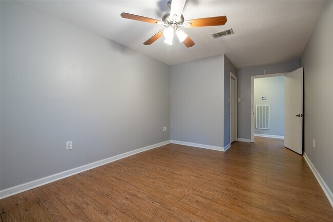 Building Photo - 2405 County Rd 2235