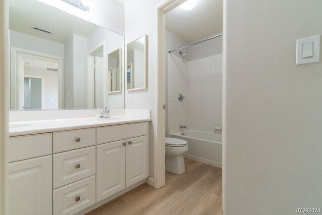 Building Photo - $3700 | 3br/2.5ba Townhome in Fairway's Edge
