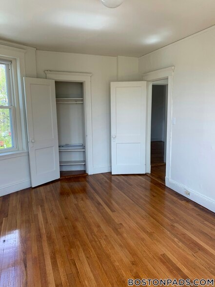 Building Photo - 231-235 Park Dr