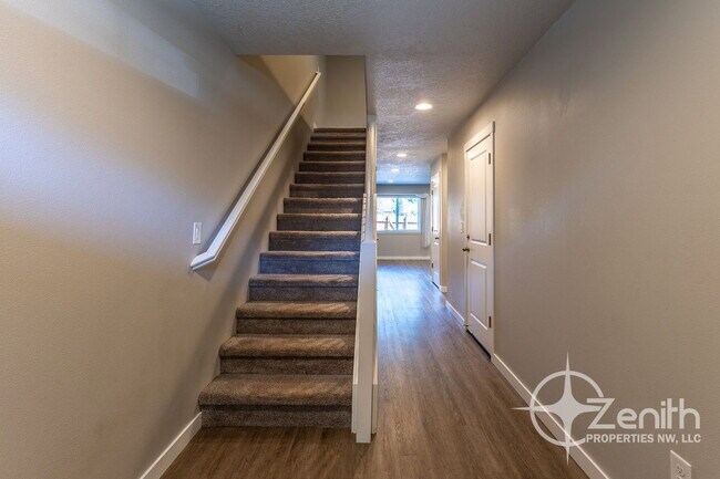 Building Photo - 7415 NE 136th Ave