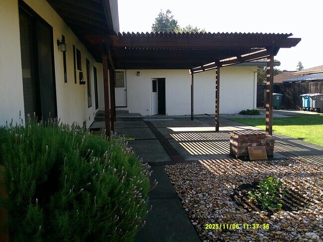 Building Photo - 390 S Almond St