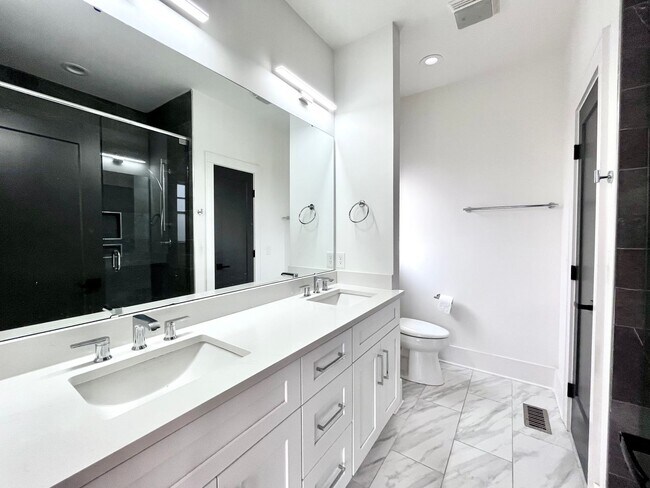 Building Photo - 614 West Blvd