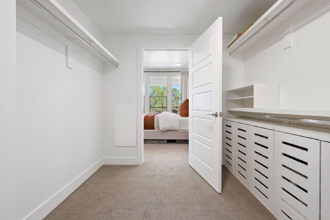 Building Photo - Top-Floor Denver Condo Offering Privacy, Views & Upgraded Appliances