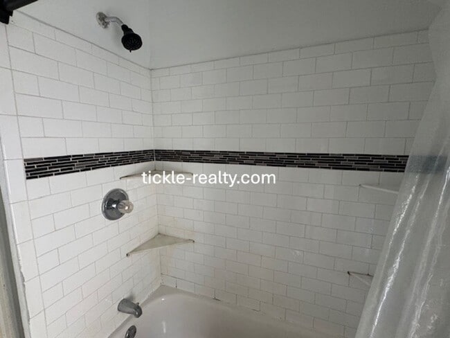 Building Photo - 4 Bedroom Park Ave House - 2 Full Baths, D...