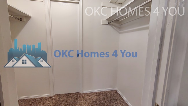 Building Photo - Half Duplex with Tons of Space!