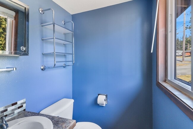 Building Photo - 3 Bed 1.5 Bath - Garage w/Storage - Pet Fr...