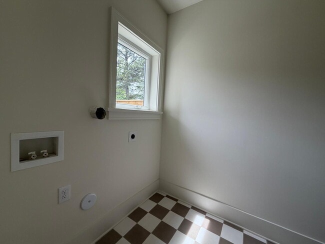 Building Photo - "Spacious and Elegant 4-Bedroom Home on Dover Avenue with 3.5 Baths and Nearly 3000 Sq Ft of Livi...