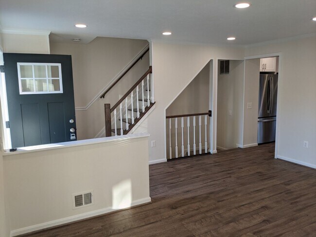 Building Photo - Renovated townhouse in established Frederick neighborhood ready mid February!